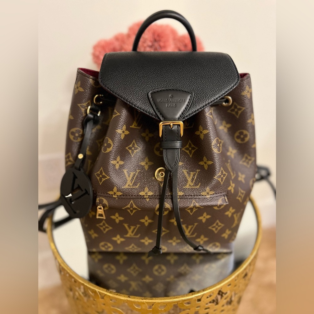 AUTHENTIC LOUIS VIUTTON Montsouris PM comes with authentication box and test bag